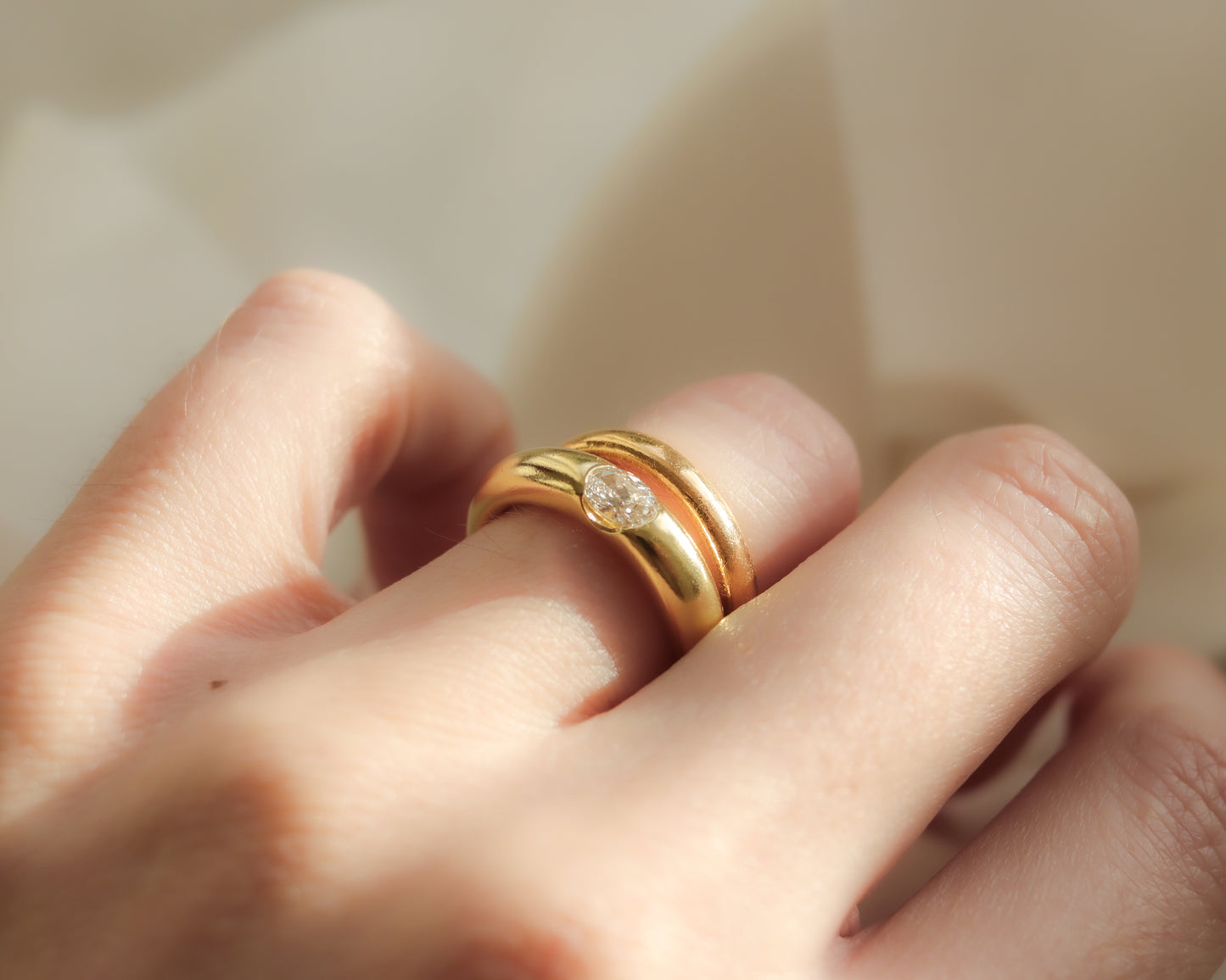 18ct Gold Diamond Eclipse Ring with East–West Oval Diamond UK N