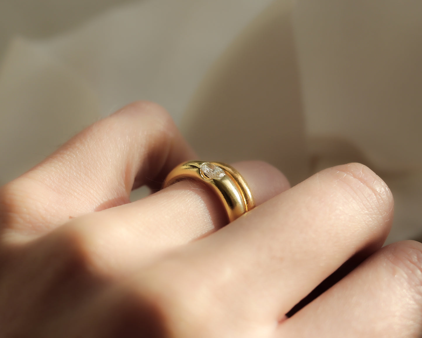 18ct Gold Diamond Eclipse Ring with East–West Oval Diamond UK N