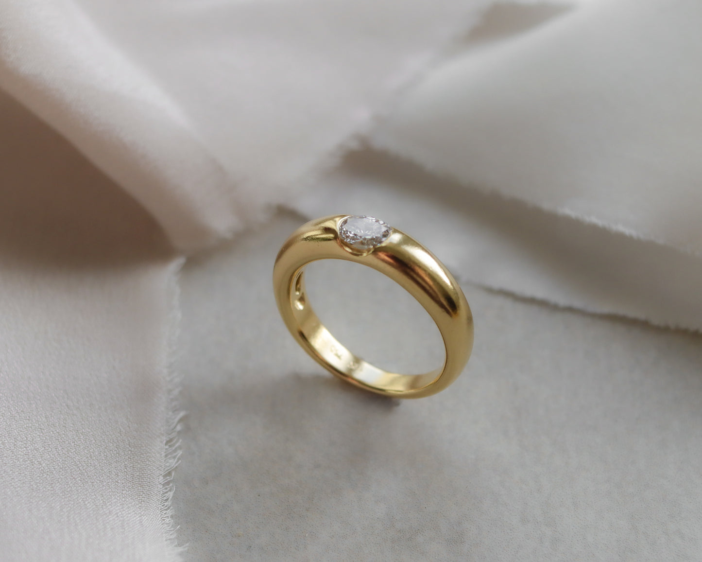 18ct Gold Diamond Eclipse Ring with East–West Oval Diamond UK N