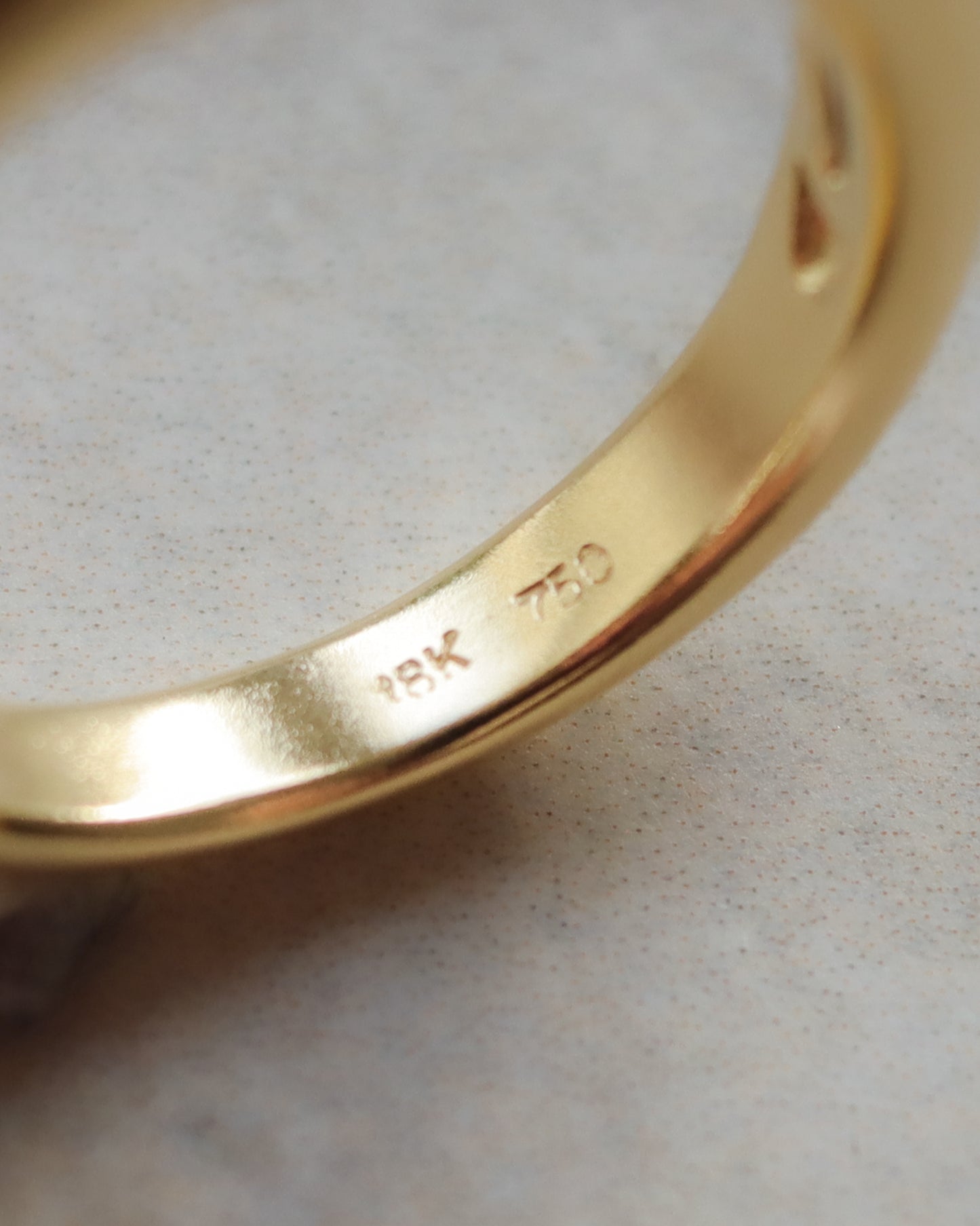 18ct Gold Diamond Eclipse Ring with East–West Oval Diamond UK N