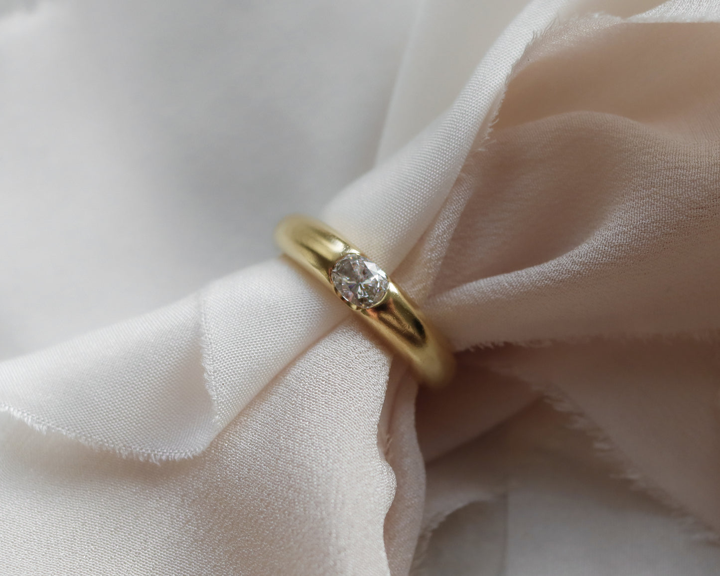 18ct Gold Diamond Eclipse Ring with East–West Oval Diamond UK N