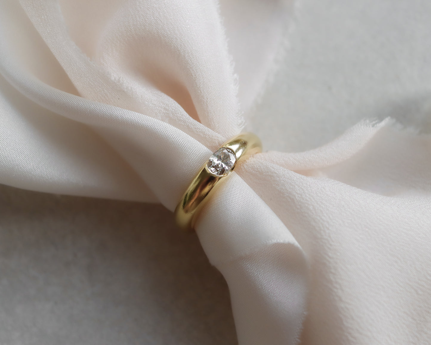 18ct Gold Diamond Eclipse Ring with East–West Oval Diamond UK N