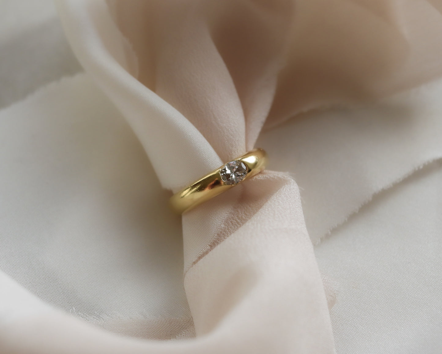 18ct Gold Diamond Eclipse Ring with East–West Oval Diamond UK N