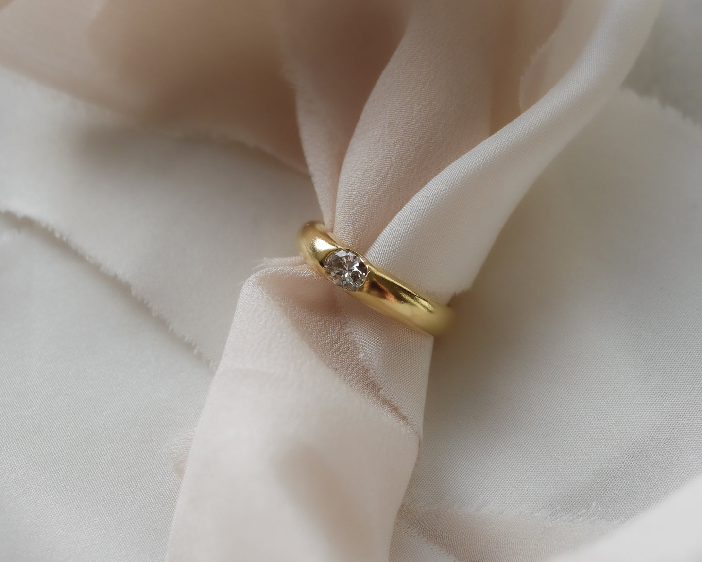 18ct Gold Diamond Eclipse Ring with East–West Oval Diamond UK N