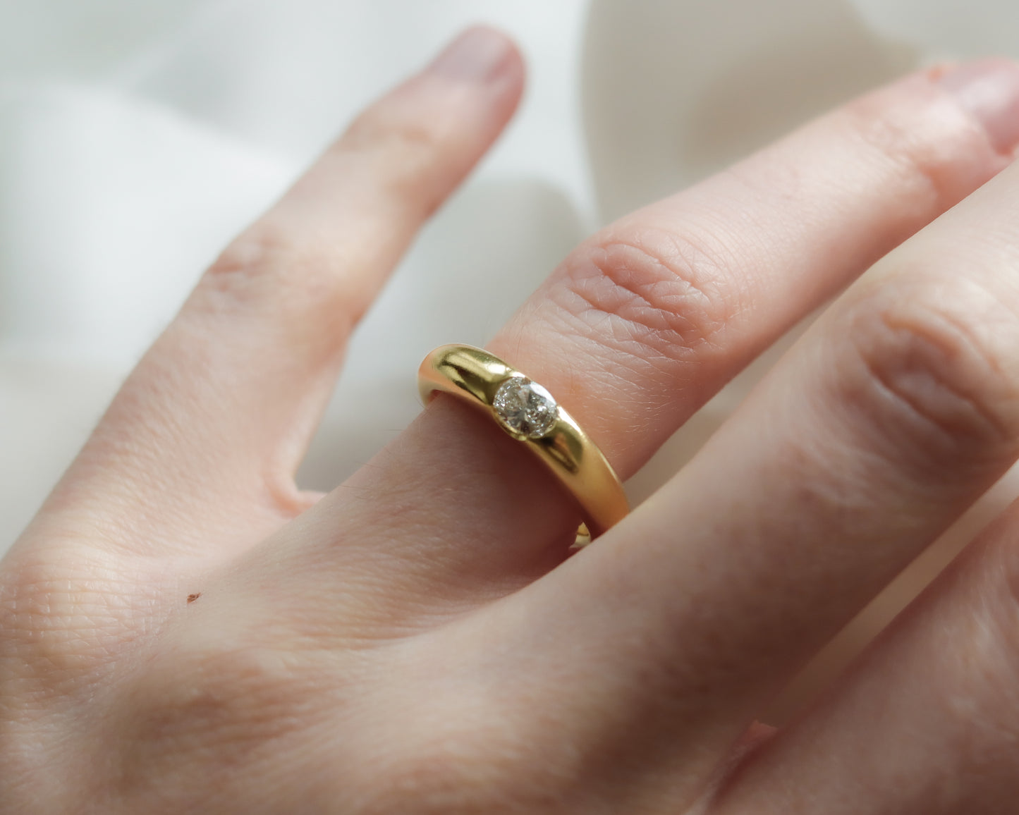 18ct Gold Diamond Eclipse Ring with East–West Oval Diamond UK N