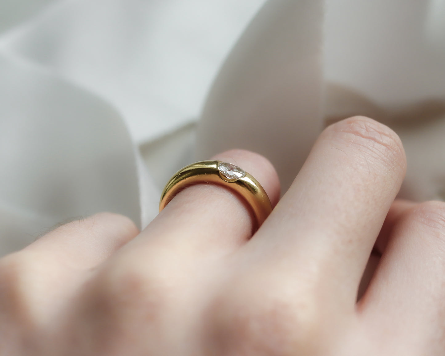 18ct Gold Diamond Eclipse Ring with East–West Oval Diamond UK N