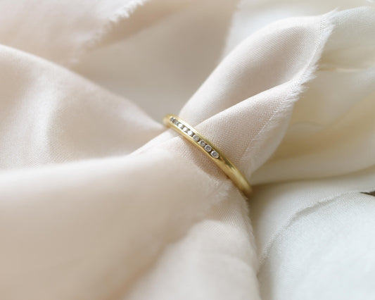 18ct gold doughnut diamond band UK O 1/2