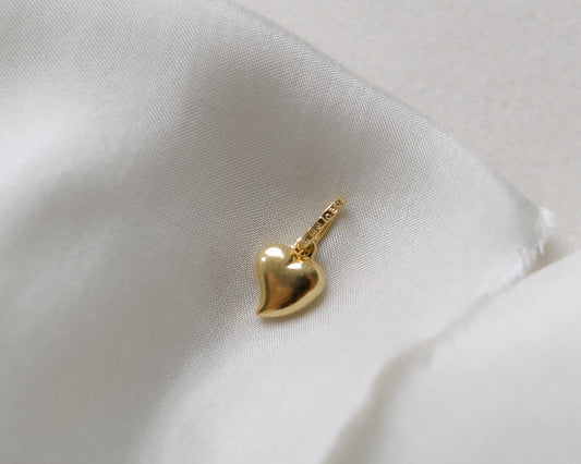 18ct gold small heart shaped pendant charm