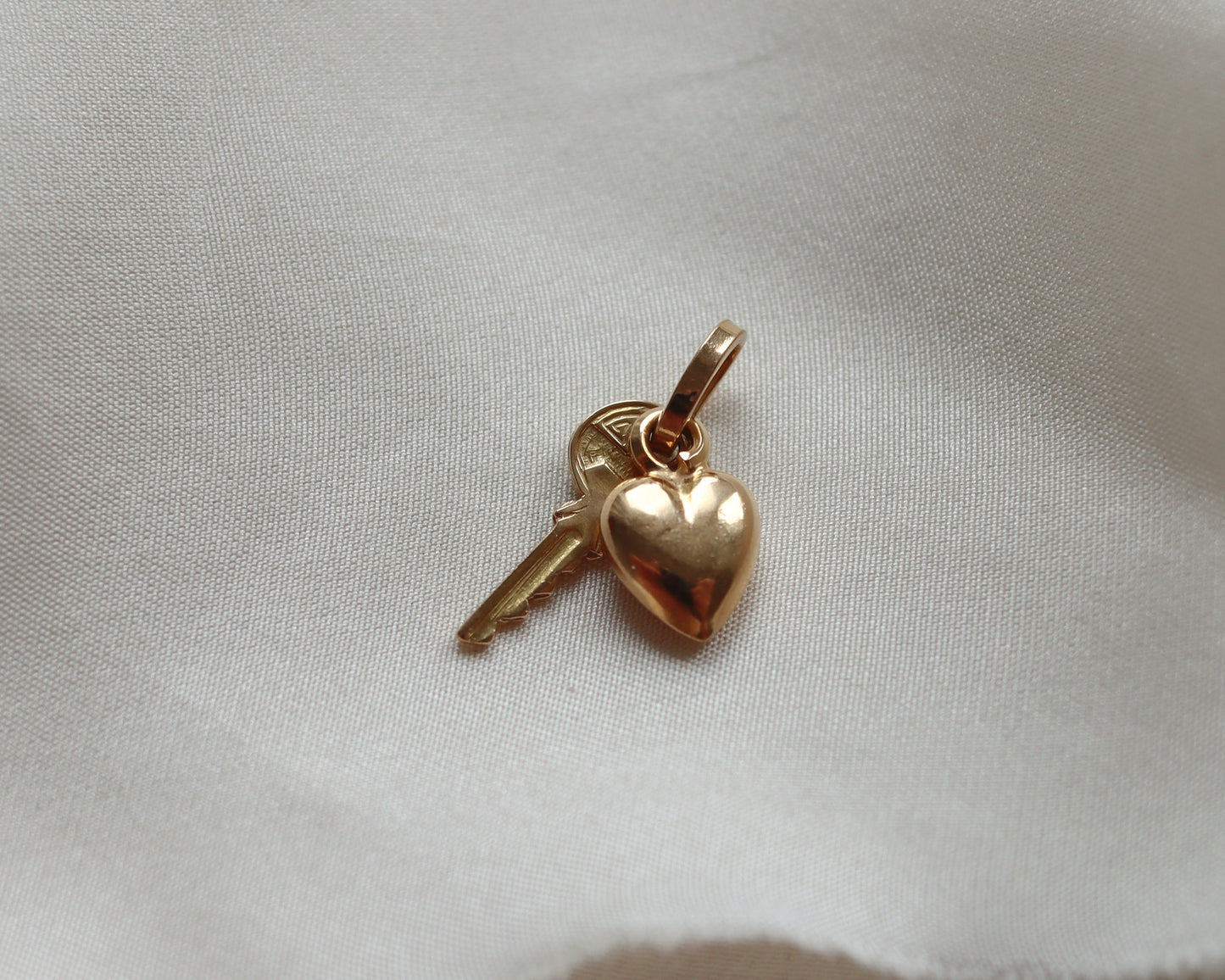 18ct gold pendant charm with heart and key
