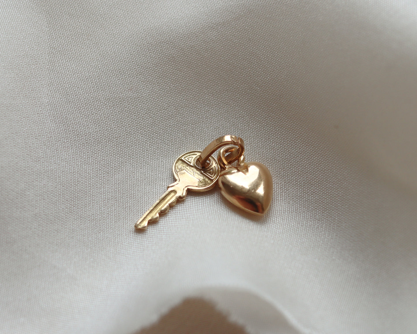 18ct gold pendant charm with heart and key