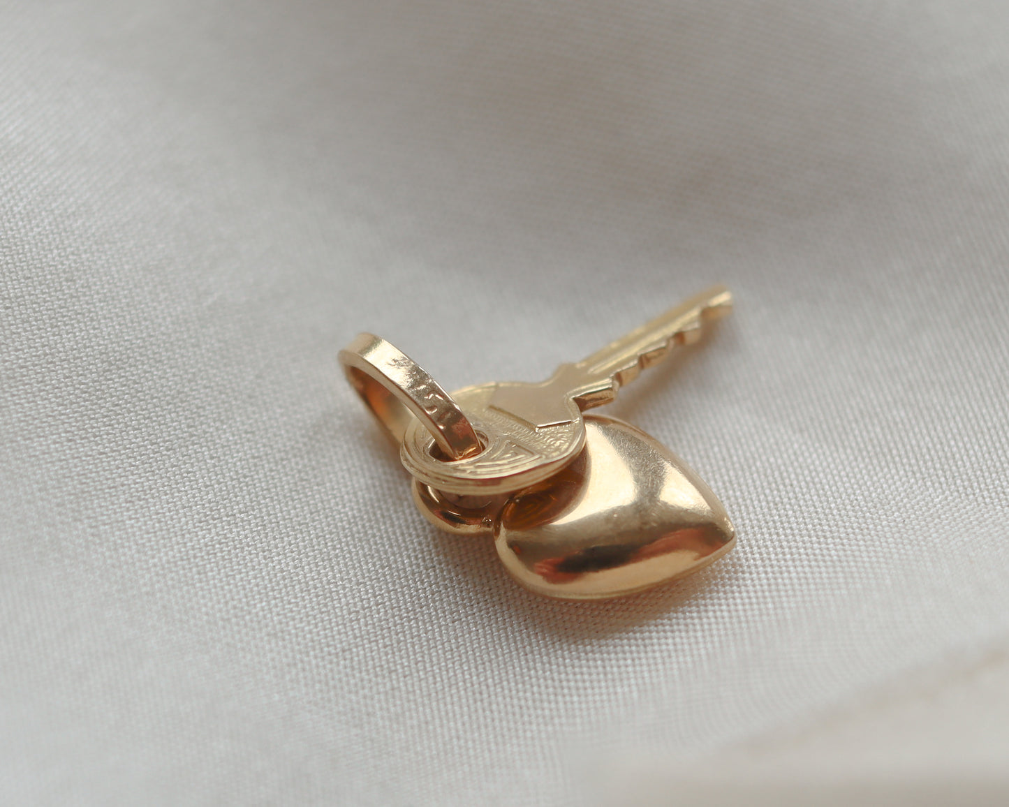 18ct gold pendant charm with heart and key
