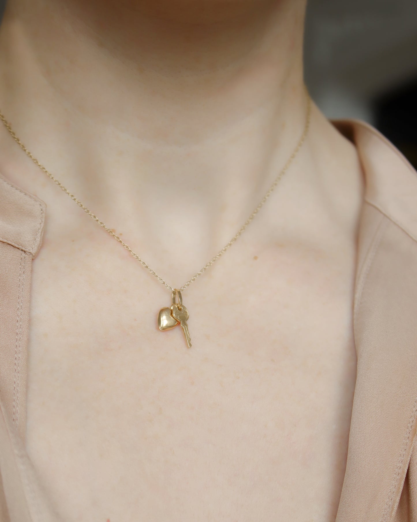 18ct gold pendant charm with heart and key