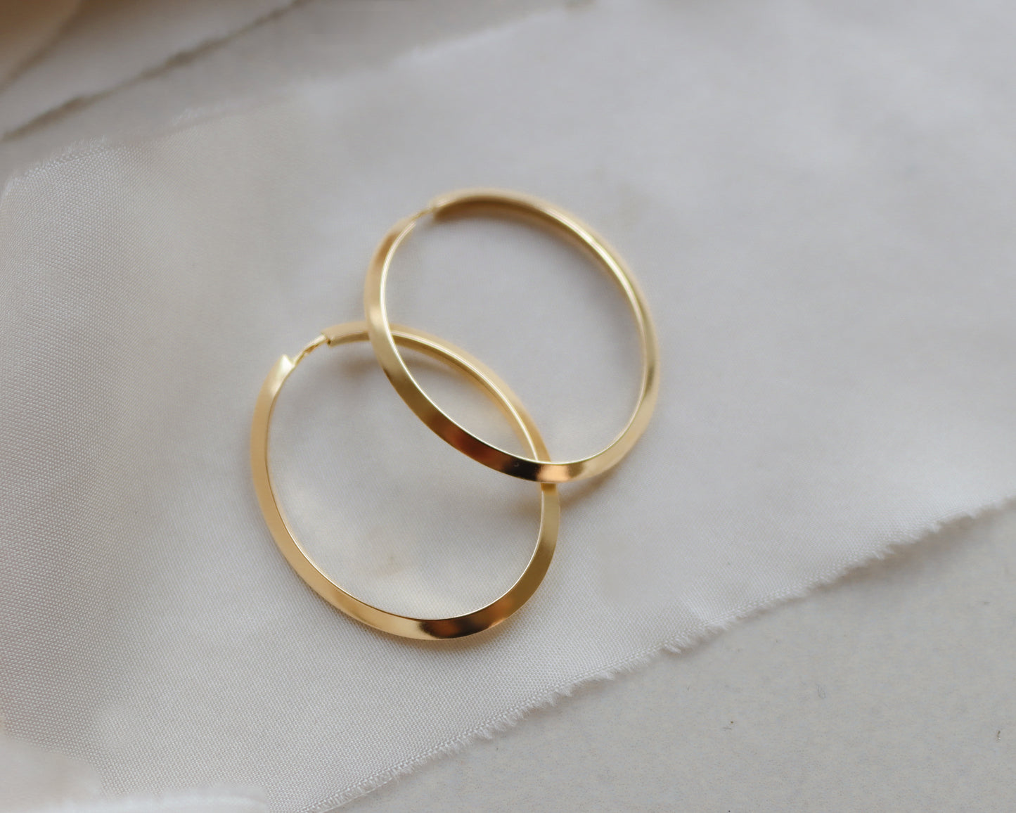Vintage 18ct Gold Knife-Edge Oval Hoop Earrings