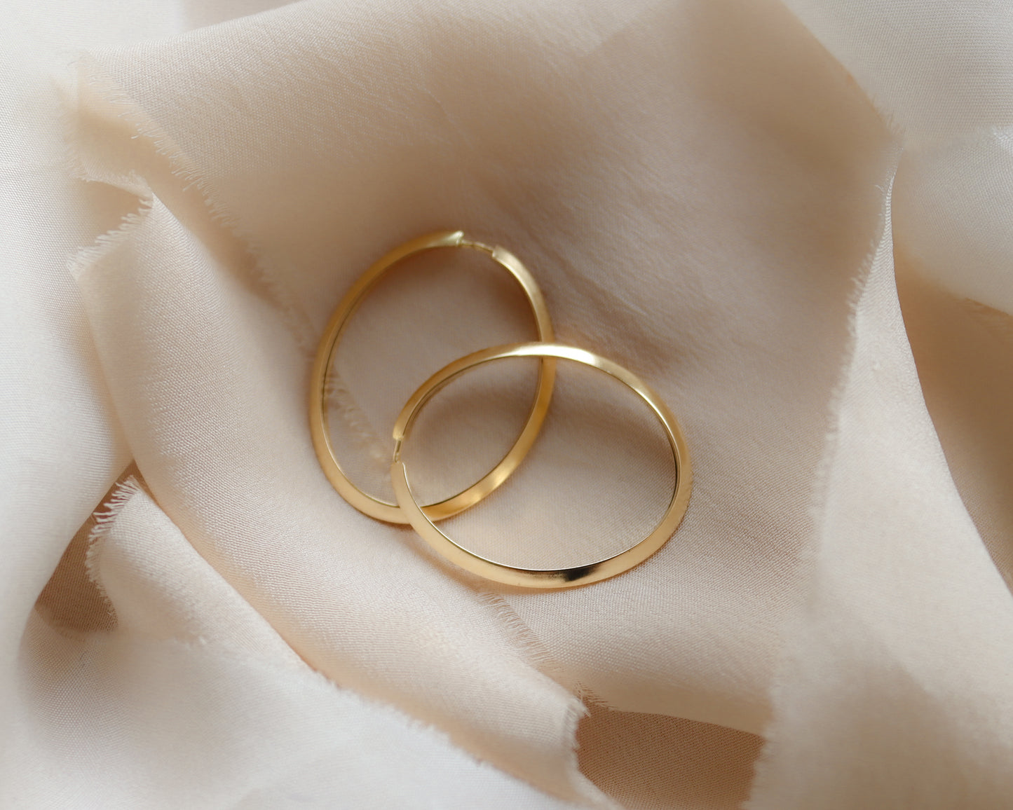 Vintage 18ct Gold Knife-Edge Oval Hoop Earrings