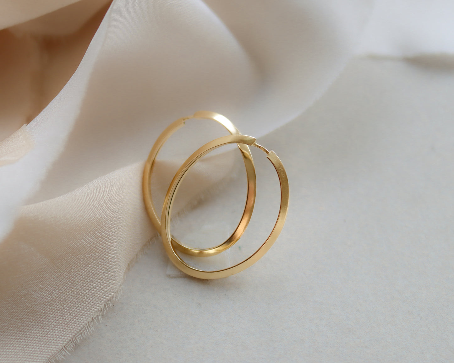 Vintage 18ct Gold Knife-Edge Oval Hoop Earrings