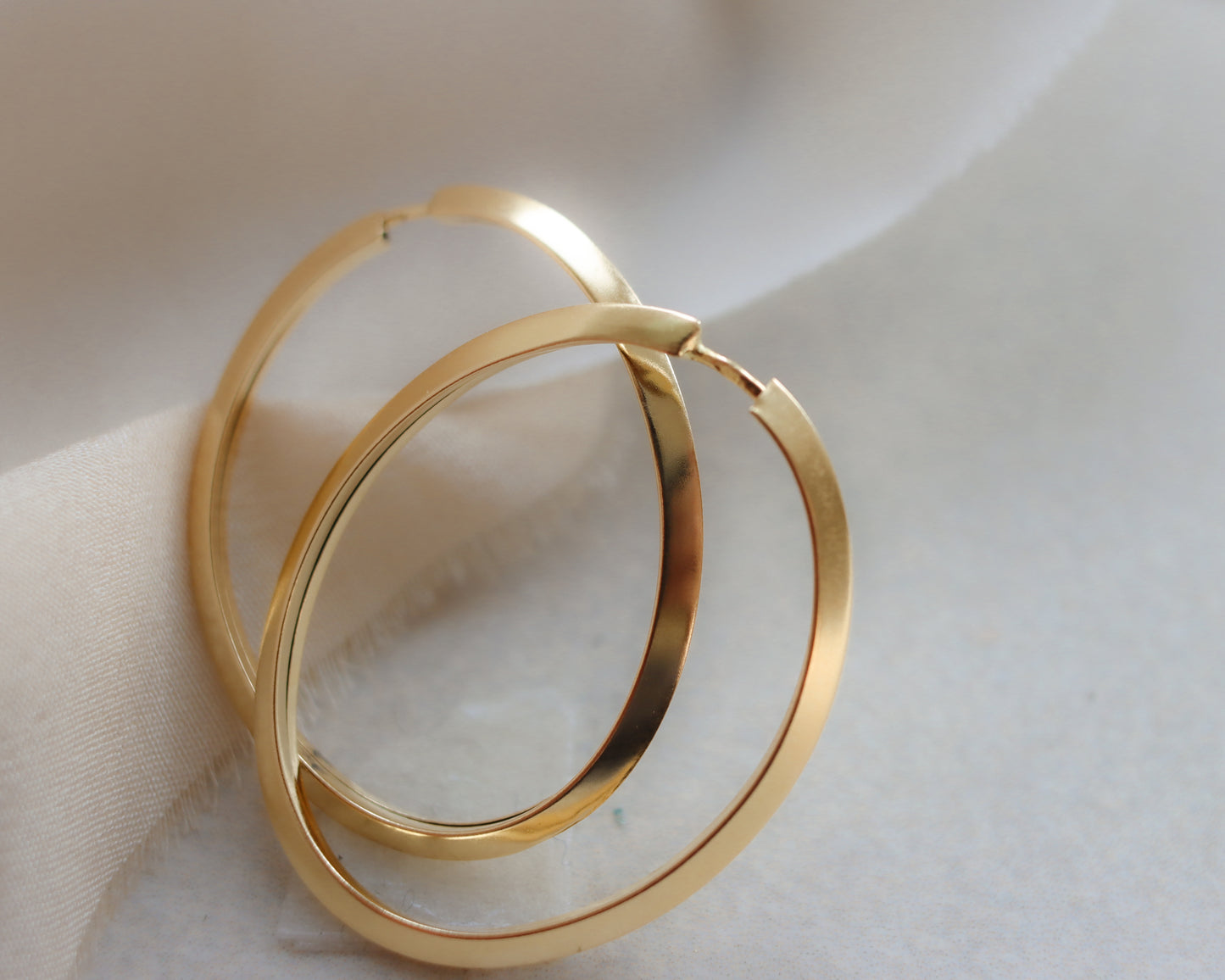 Vintage 18ct Gold Knife-Edge Oval Hoop Earrings