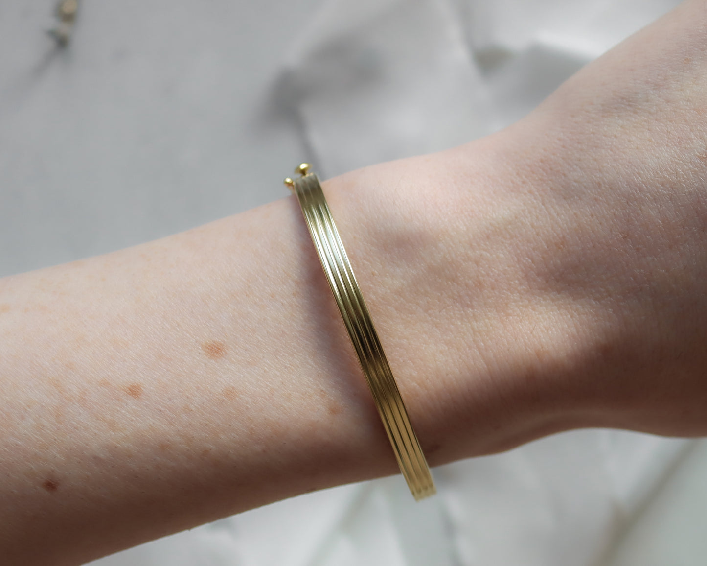 Vintage 18ct Gold Ribbed Heart-Clasp Bangle (2001)