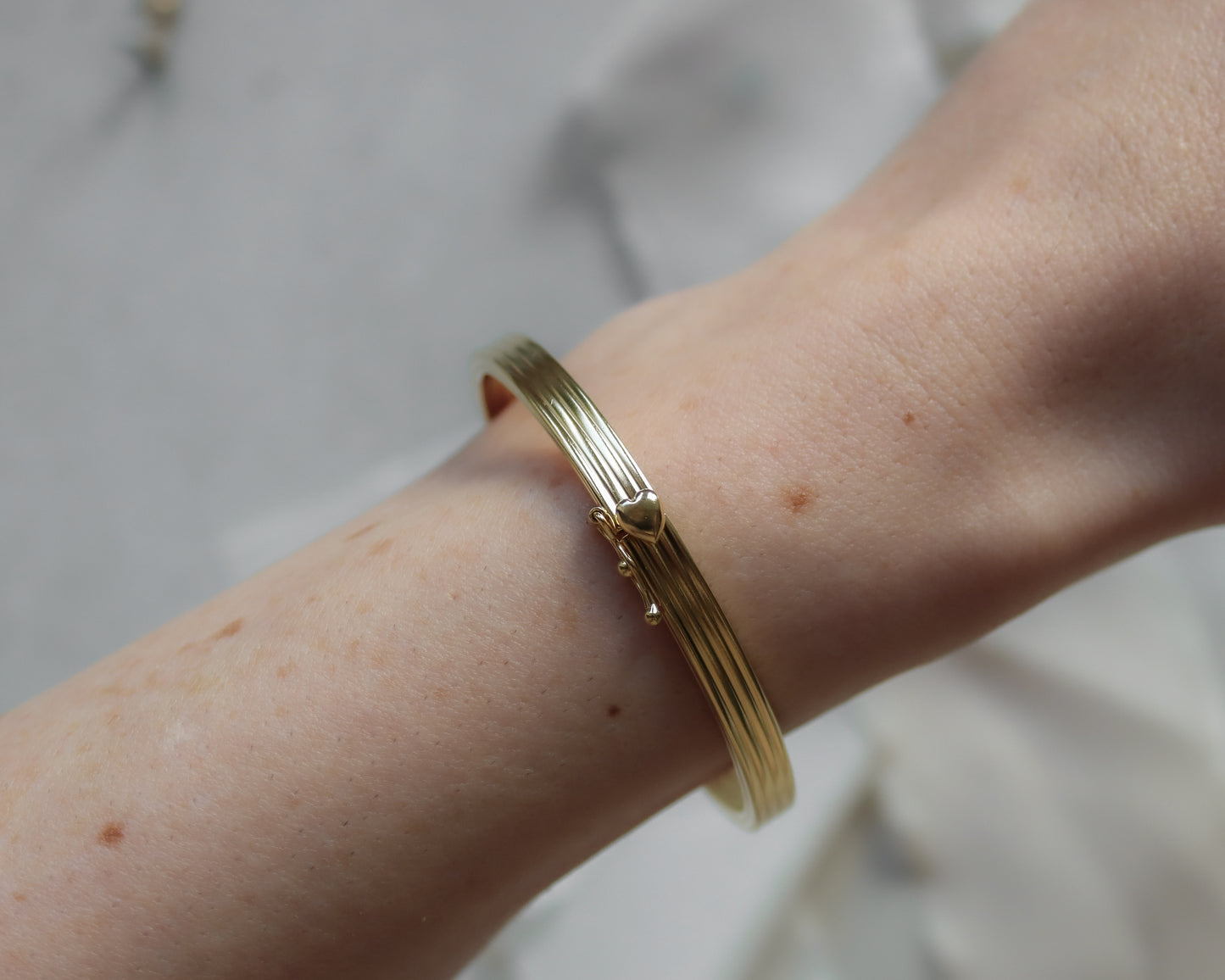 Vintage 18ct Gold Ribbed Heart-Clasp Bangle (2001)