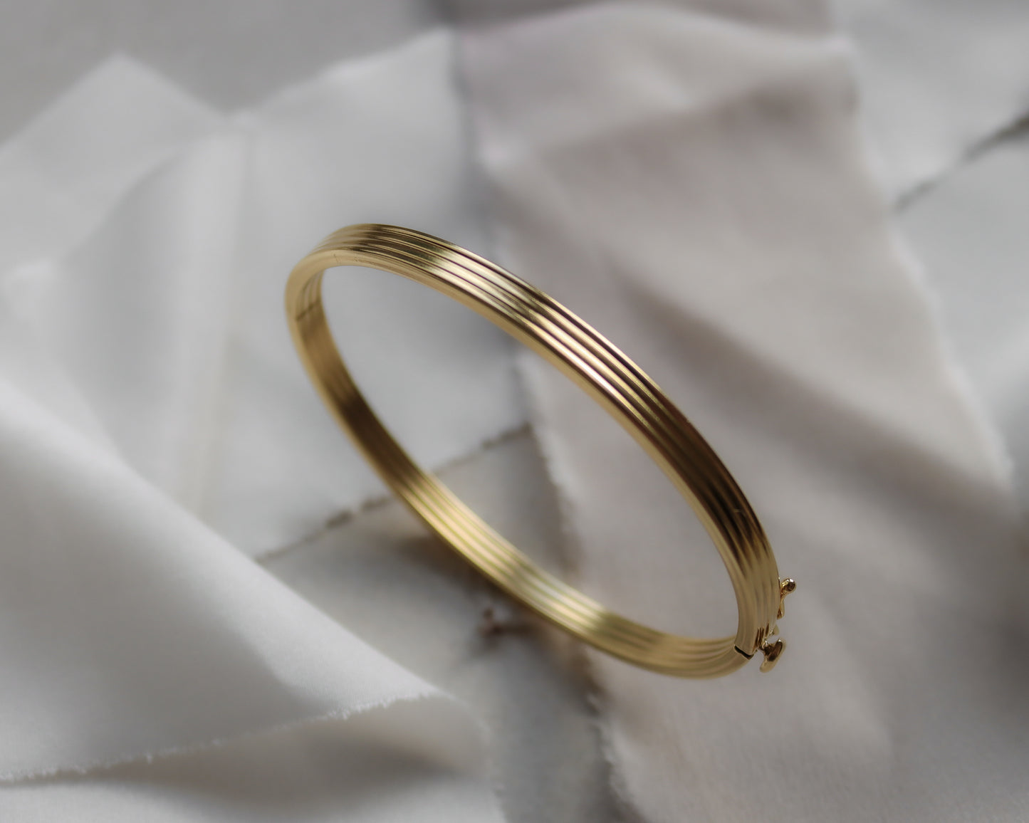 Vintage 18ct Gold Ribbed Heart-Clasp Bangle (2001)