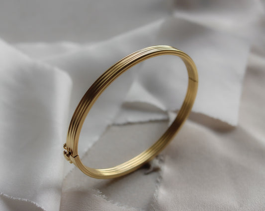 Vintage 18ct Gold Ribbed Heart-Clasp Bangle (2001)