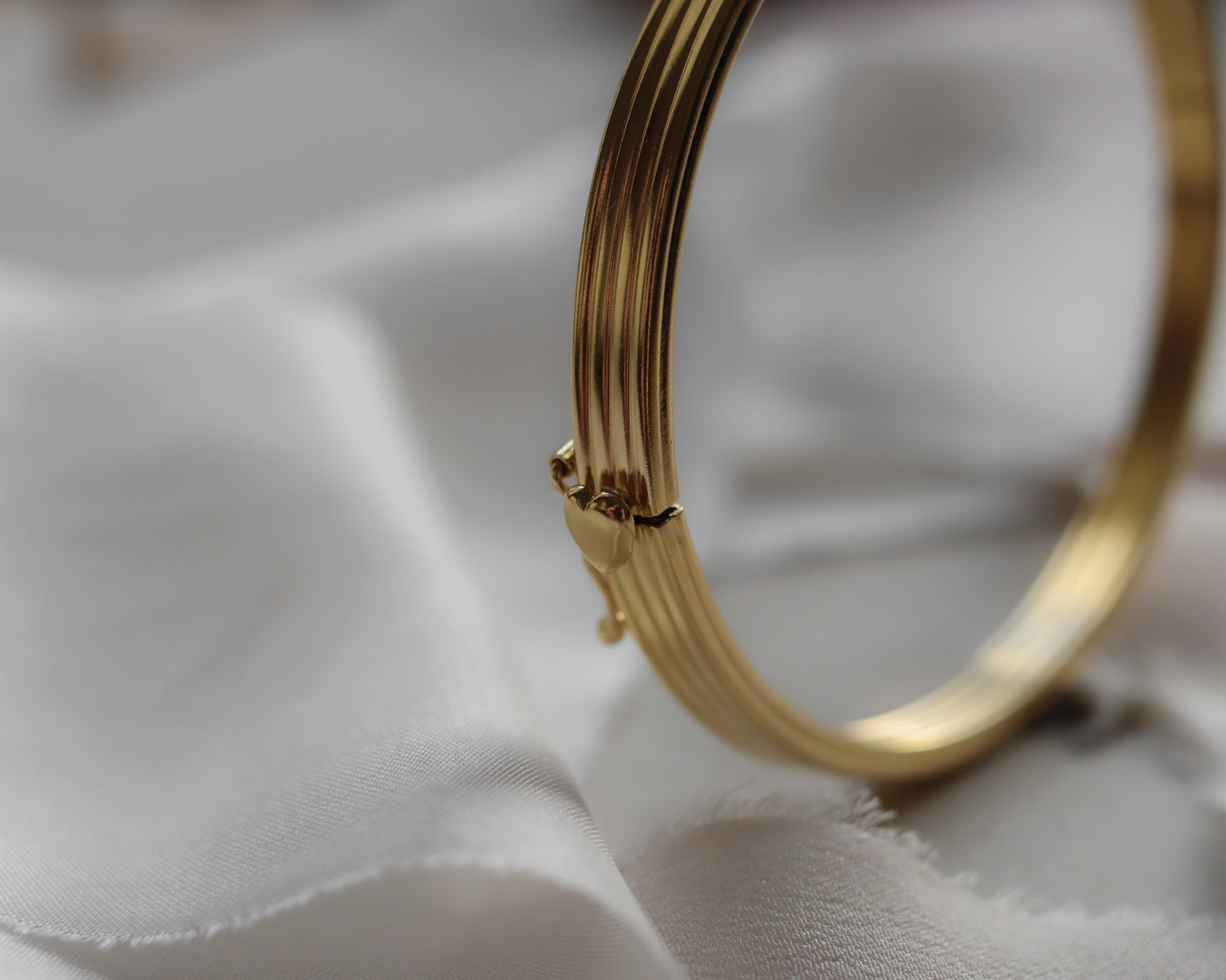 Vintage 18ct Gold Ribbed Heart-Clasp Bangle (2001)