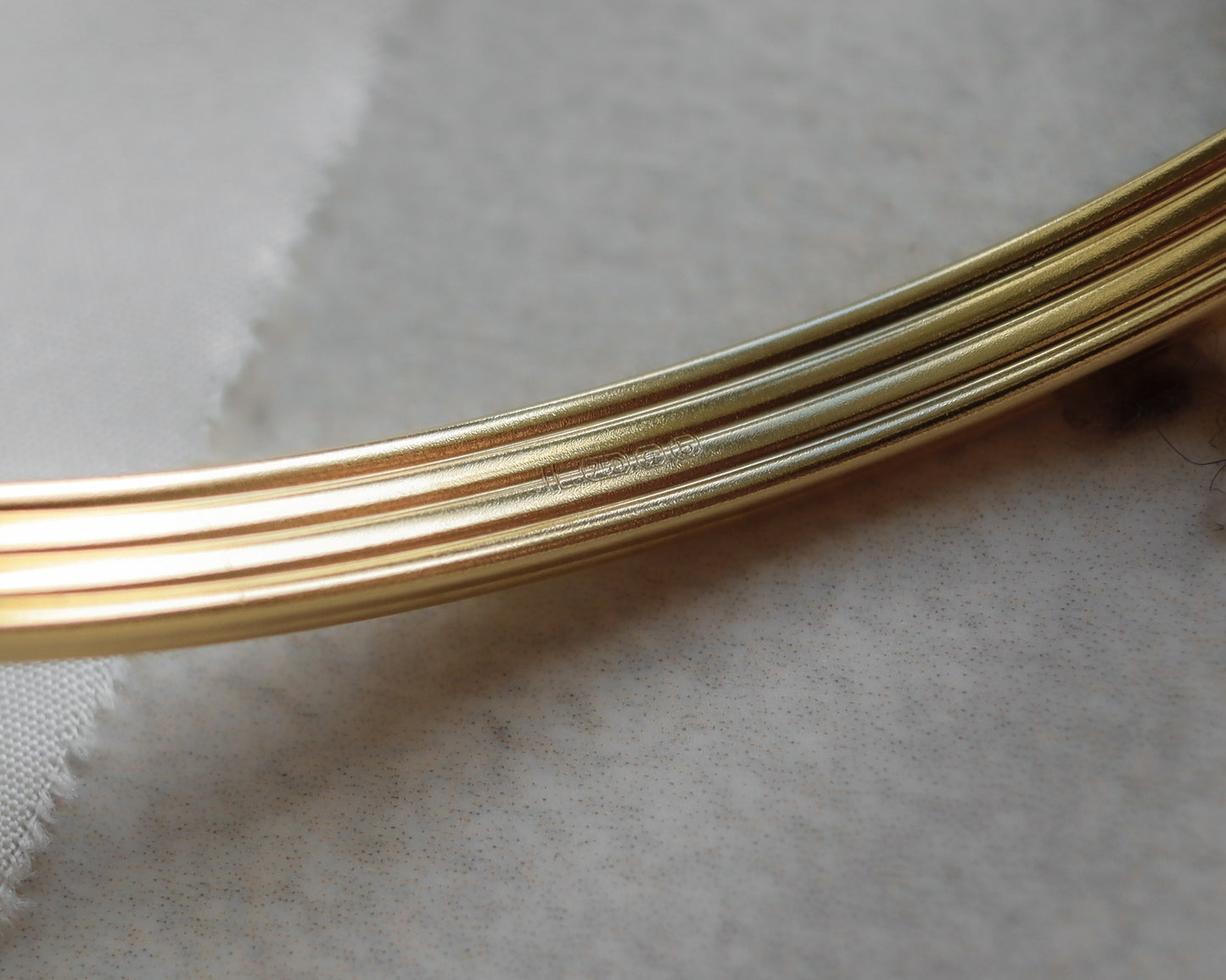 Vintage 18ct Gold Ribbed Heart-Clasp Bangle (2001)