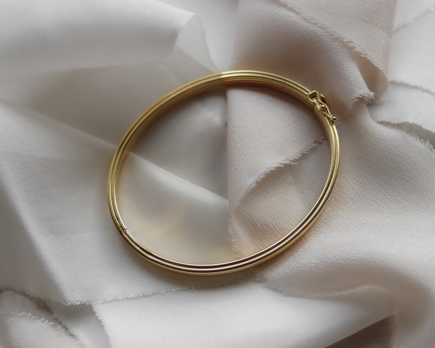 Vintage 18ct Gold Ribbed Heart-Clasp Bangle (2001)