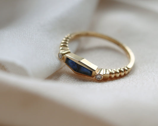 Statement 18ct gold trapeze sapphire and diamond ring UK K