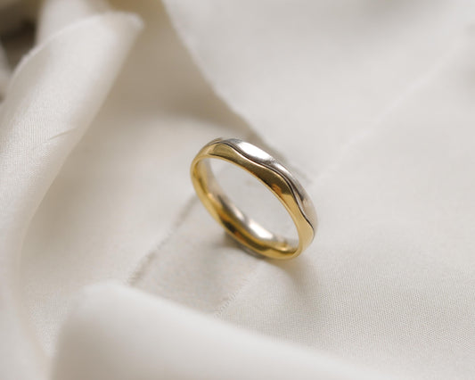 18ct gold bi-colour swirl ring