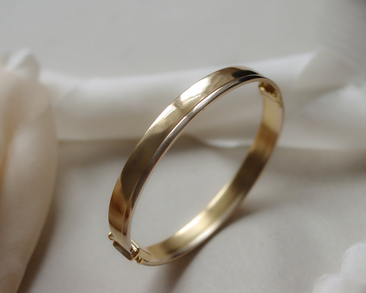 18ct Bi-Colour Gold Hinged Bangle – London Hallmarked