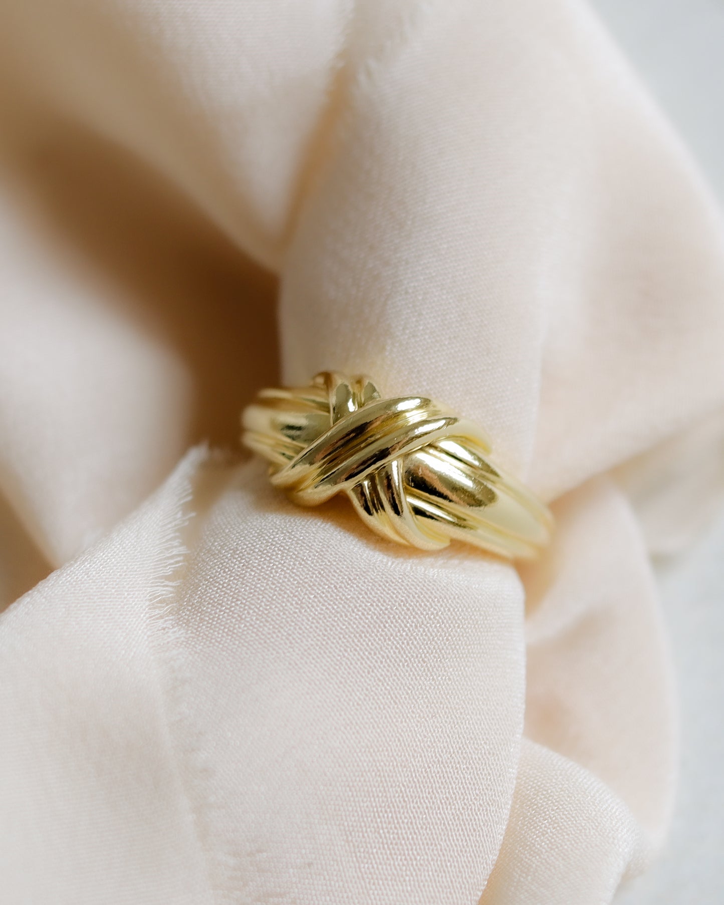 18ct yellow gold Tiffany knot ring UK N