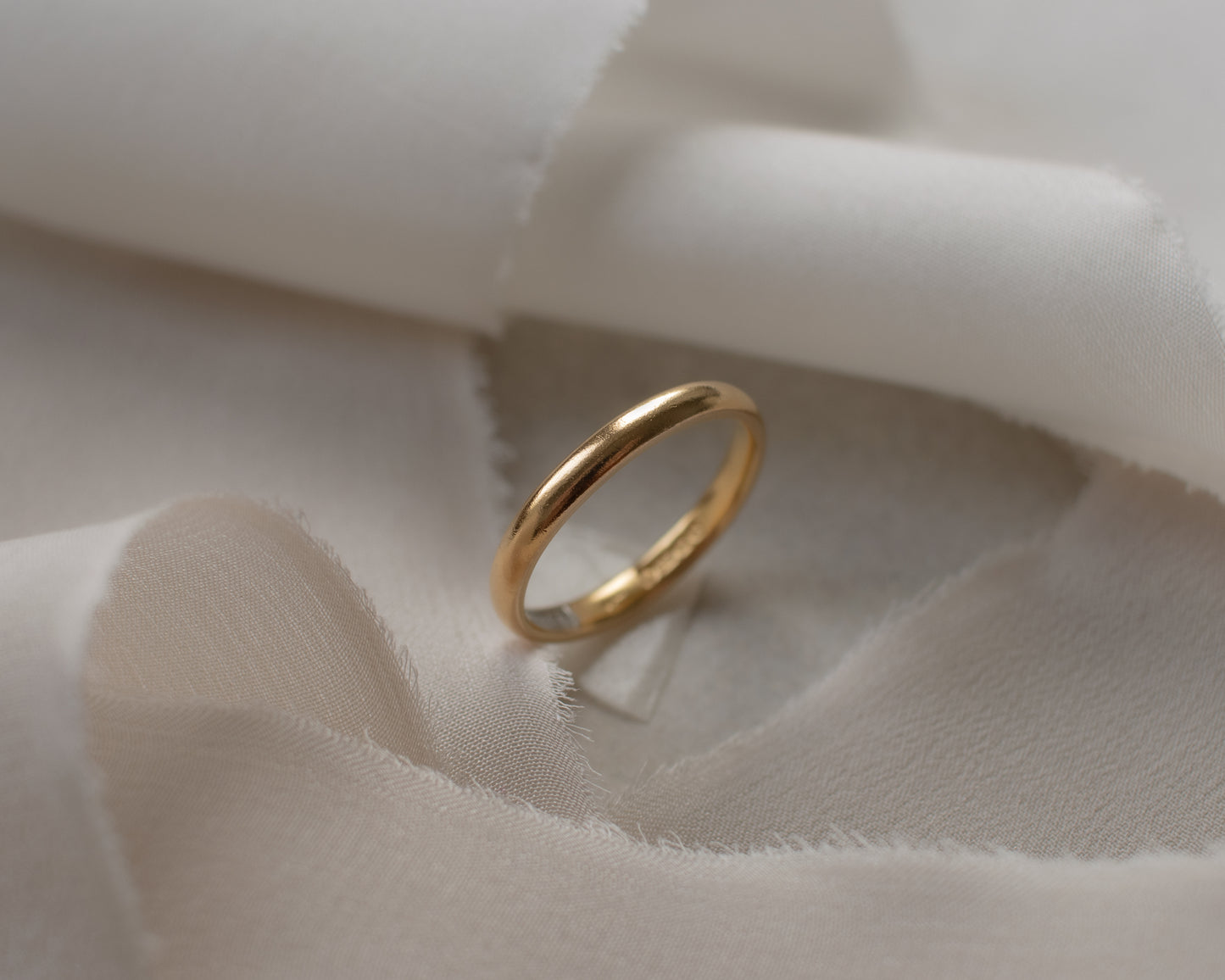 22ct yellow gold doughnut d-shape band UK M