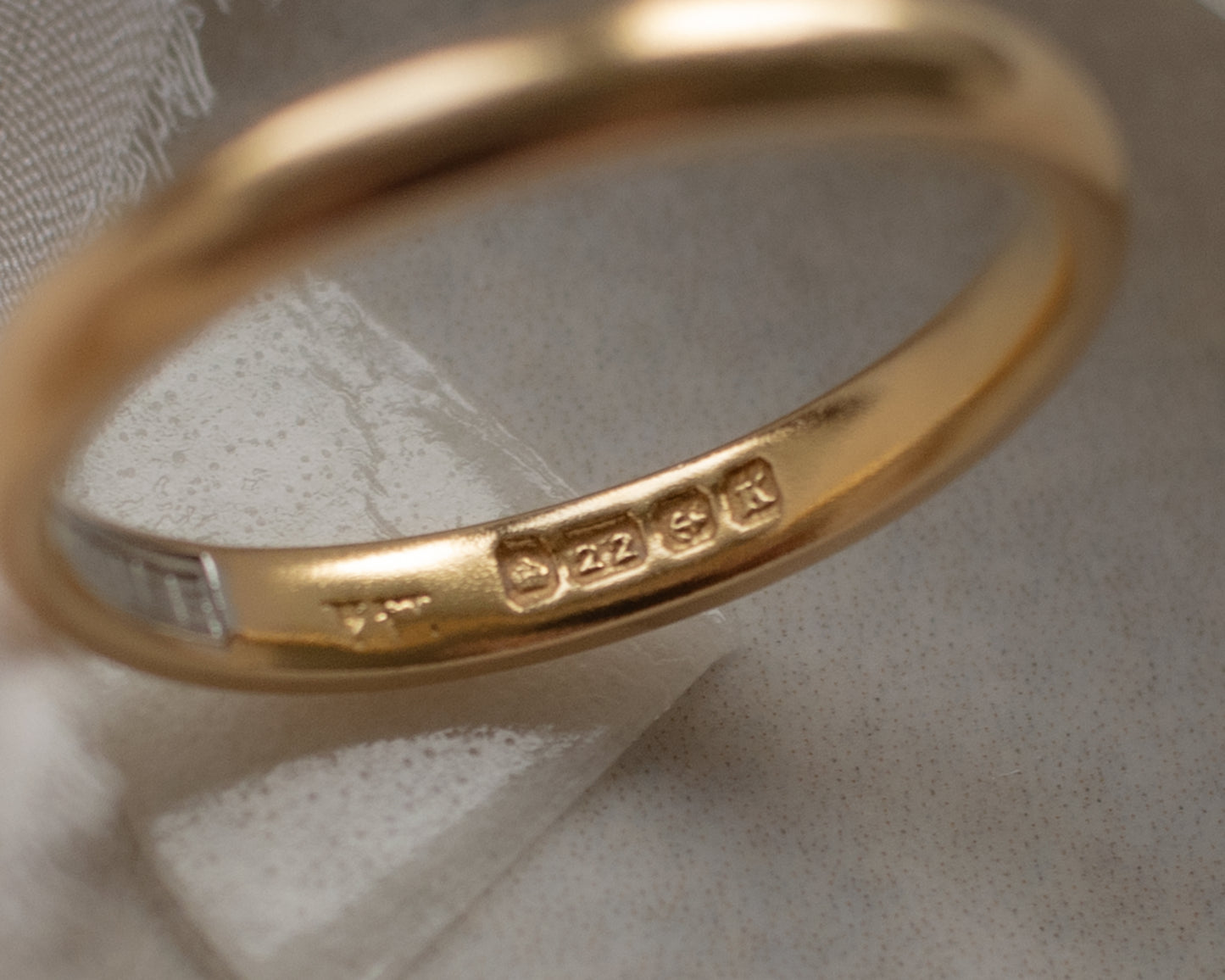 22ct yellow gold doughnut d-shape band UK M