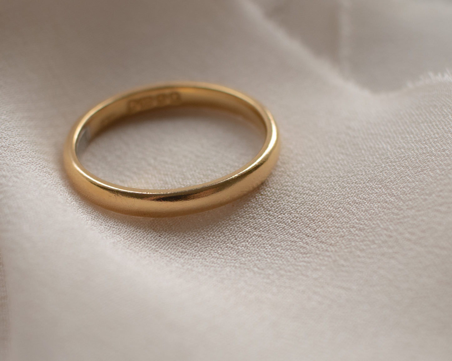 22ct yellow gold doughnut d-shape band UK M