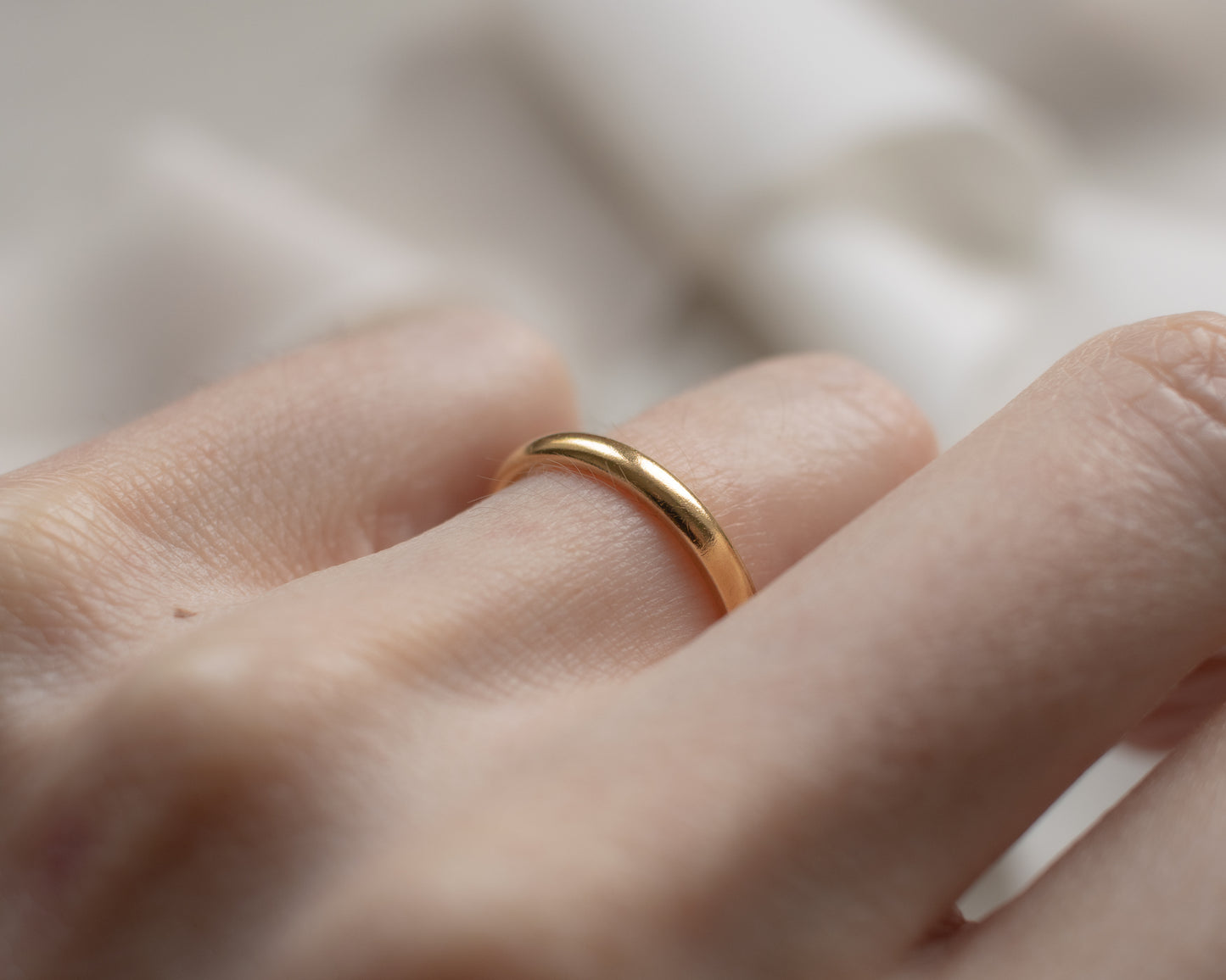 22ct yellow gold doughnut d-shape band UK M