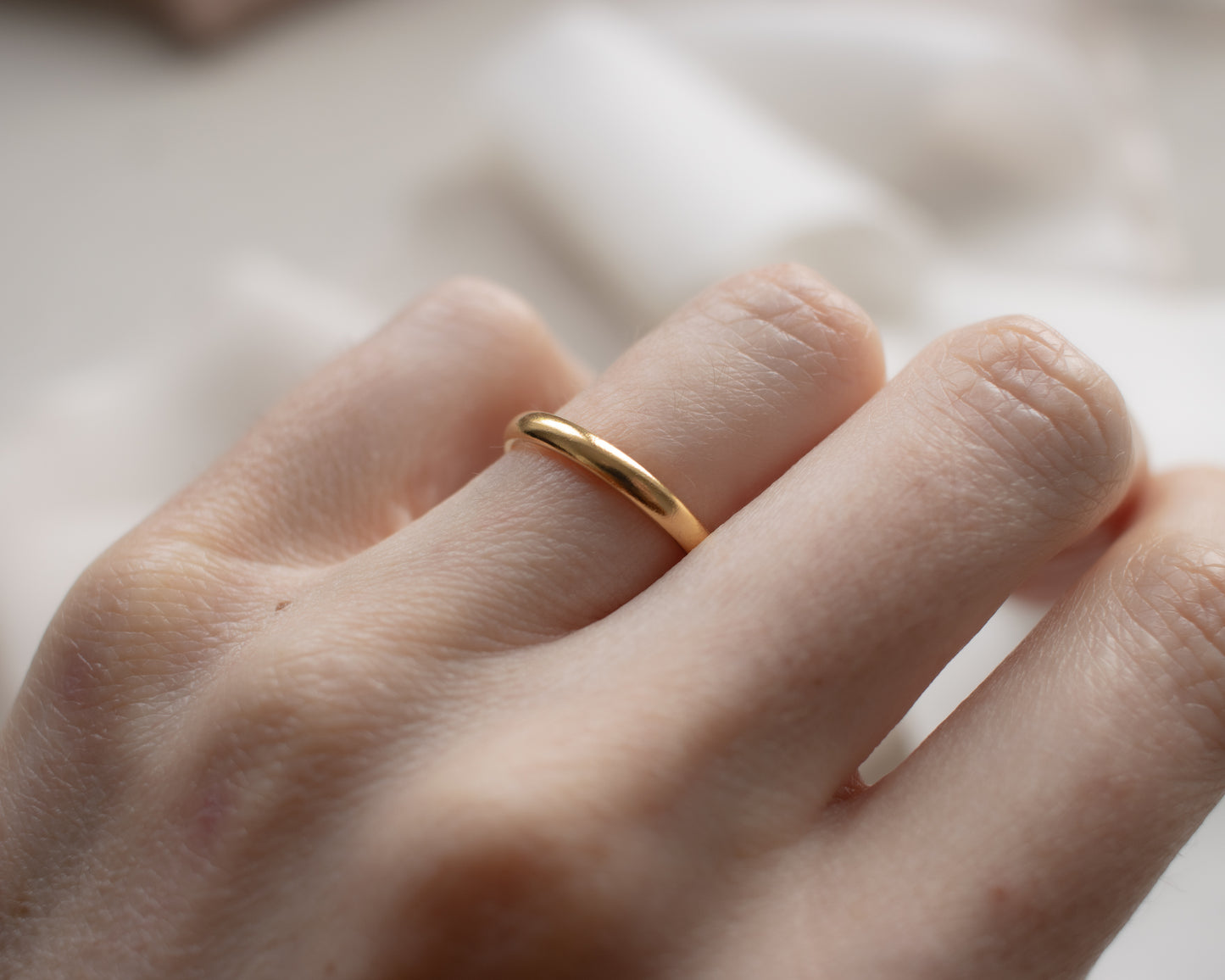 22ct yellow gold doughnut d-shape band UK M
