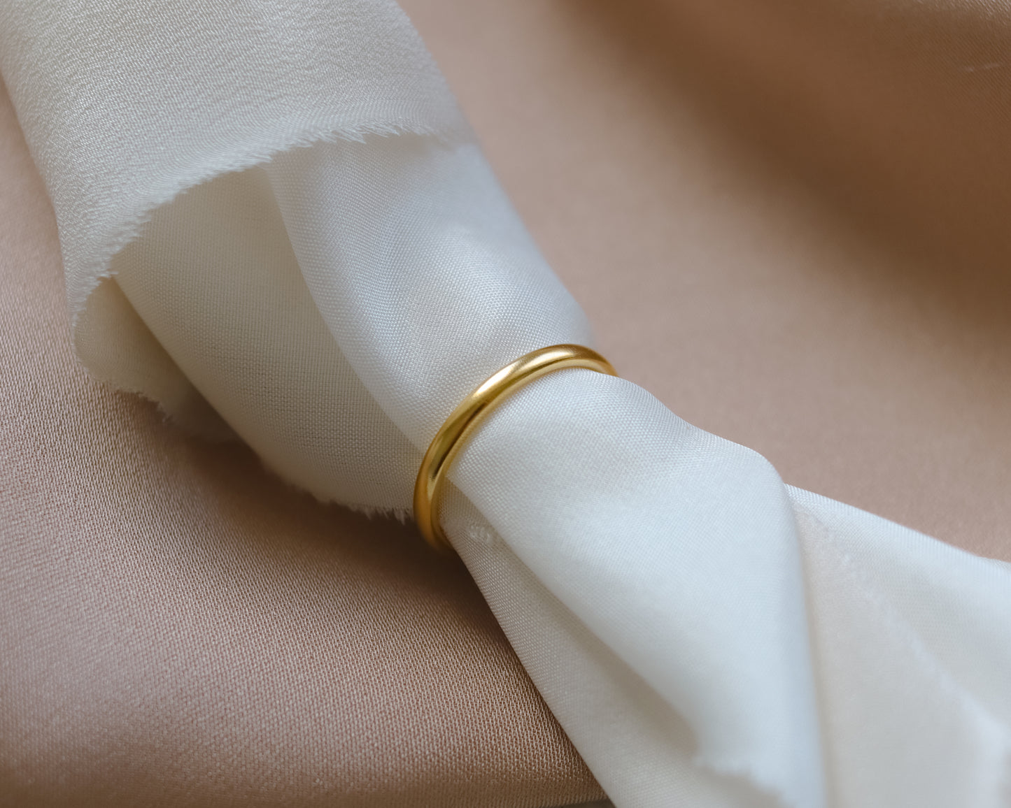 Post War 1949 22ct Gold Fine Band Ring UK O