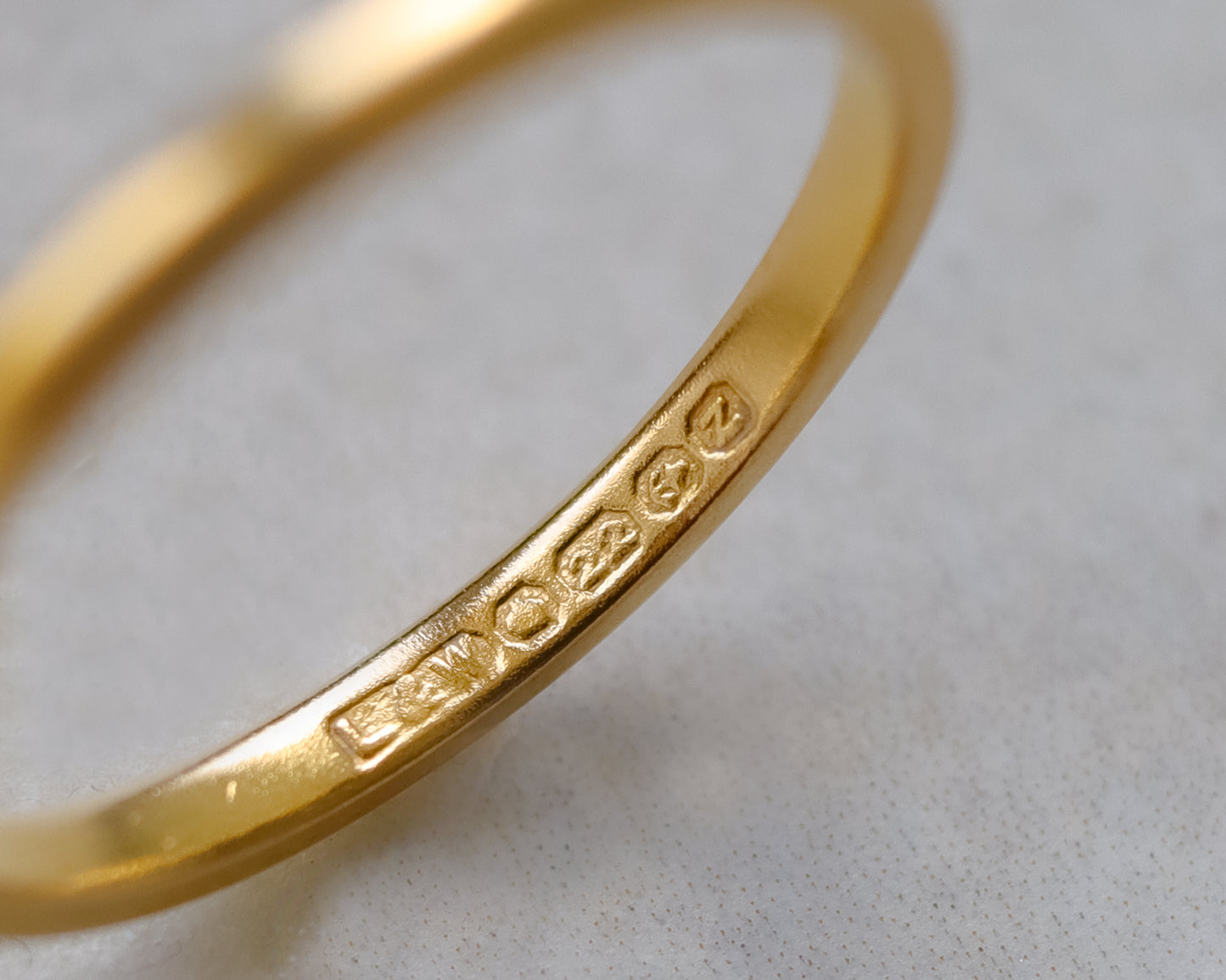 Post War 1949 22ct Gold Fine Band Ring UK O