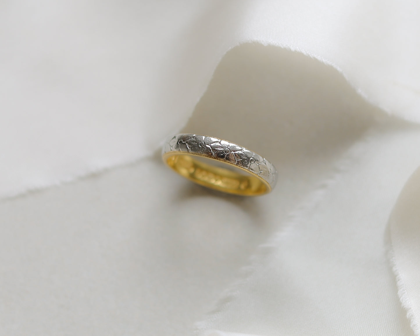 22ct gold and platinum decorative floral band UK O