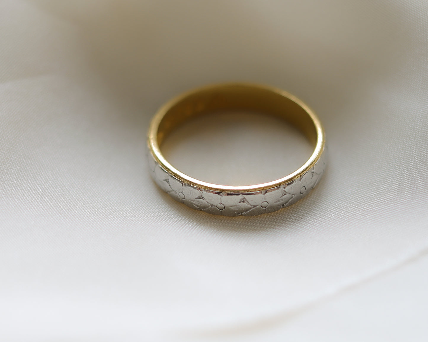 22ct gold and platinum decorative floral band UK O