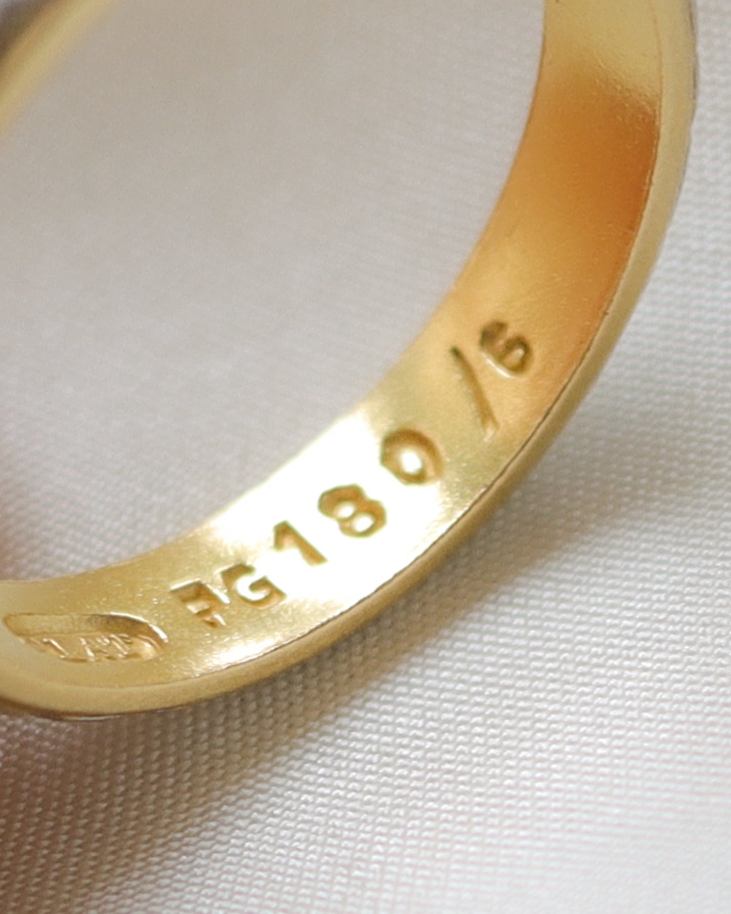 22ct gold and platinum decorative floral band UK O