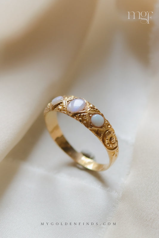 18ct gold three stone opal ring UK T 1/2