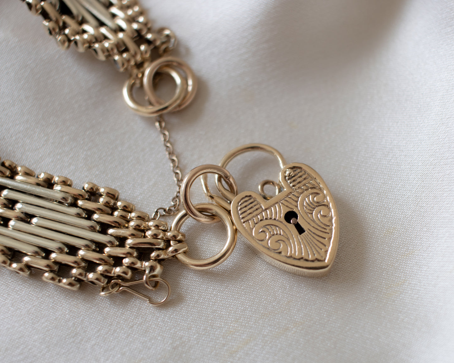 Vintage 1968 9ct Gold Wide Gate Bracelet - 34g Heart Padlock
