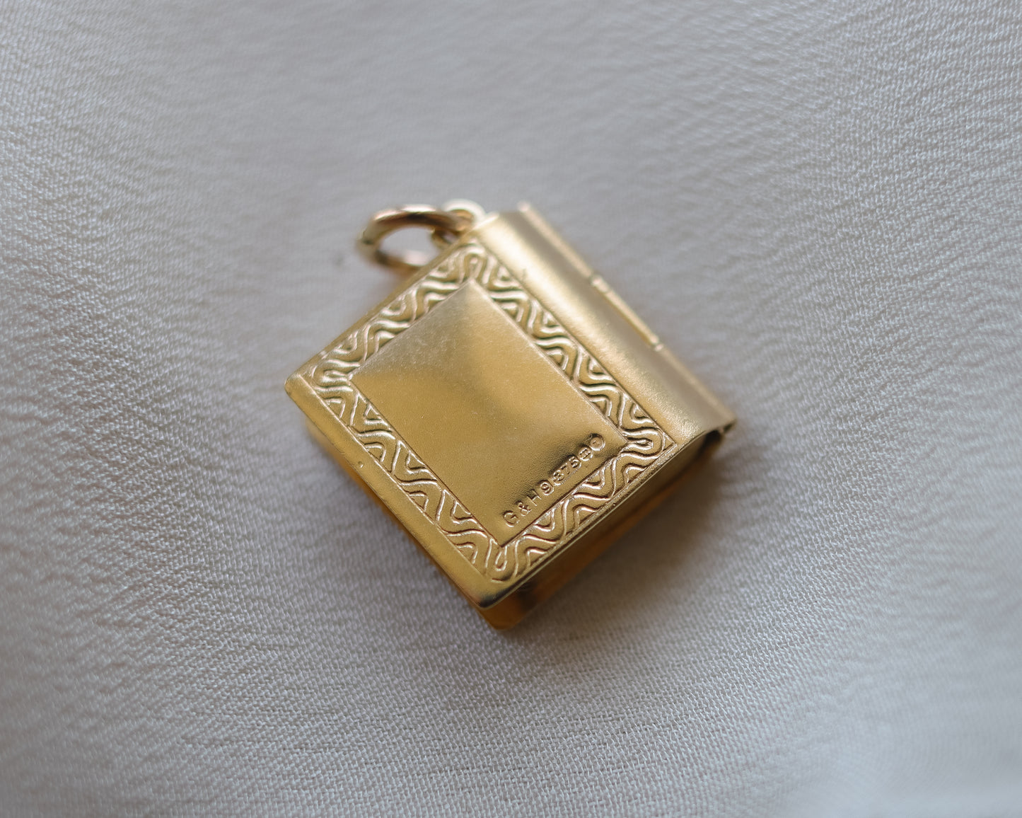 Vintage 1967 9ct Gold Bible Locket Pendant