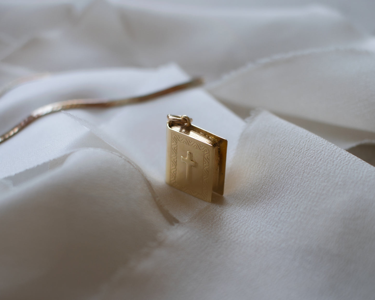 Vintage 1967 9ct Gold Bible Locket Pendant