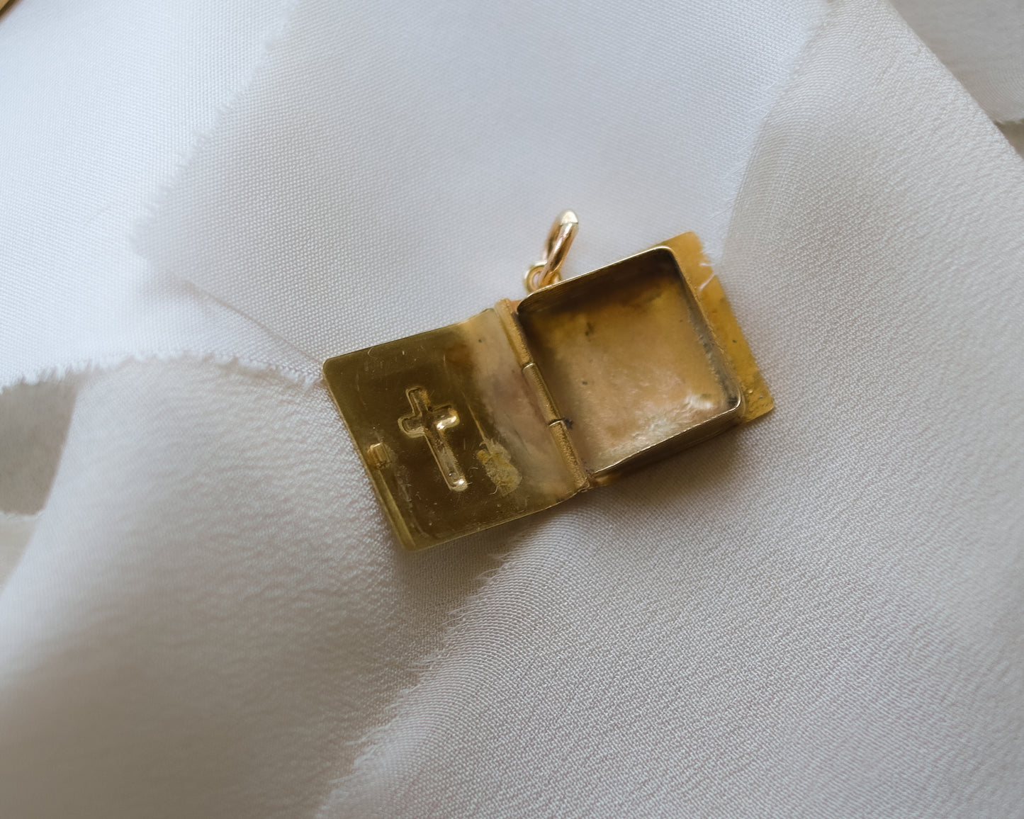Vintage 1967 9ct Gold Bible Locket Pendant