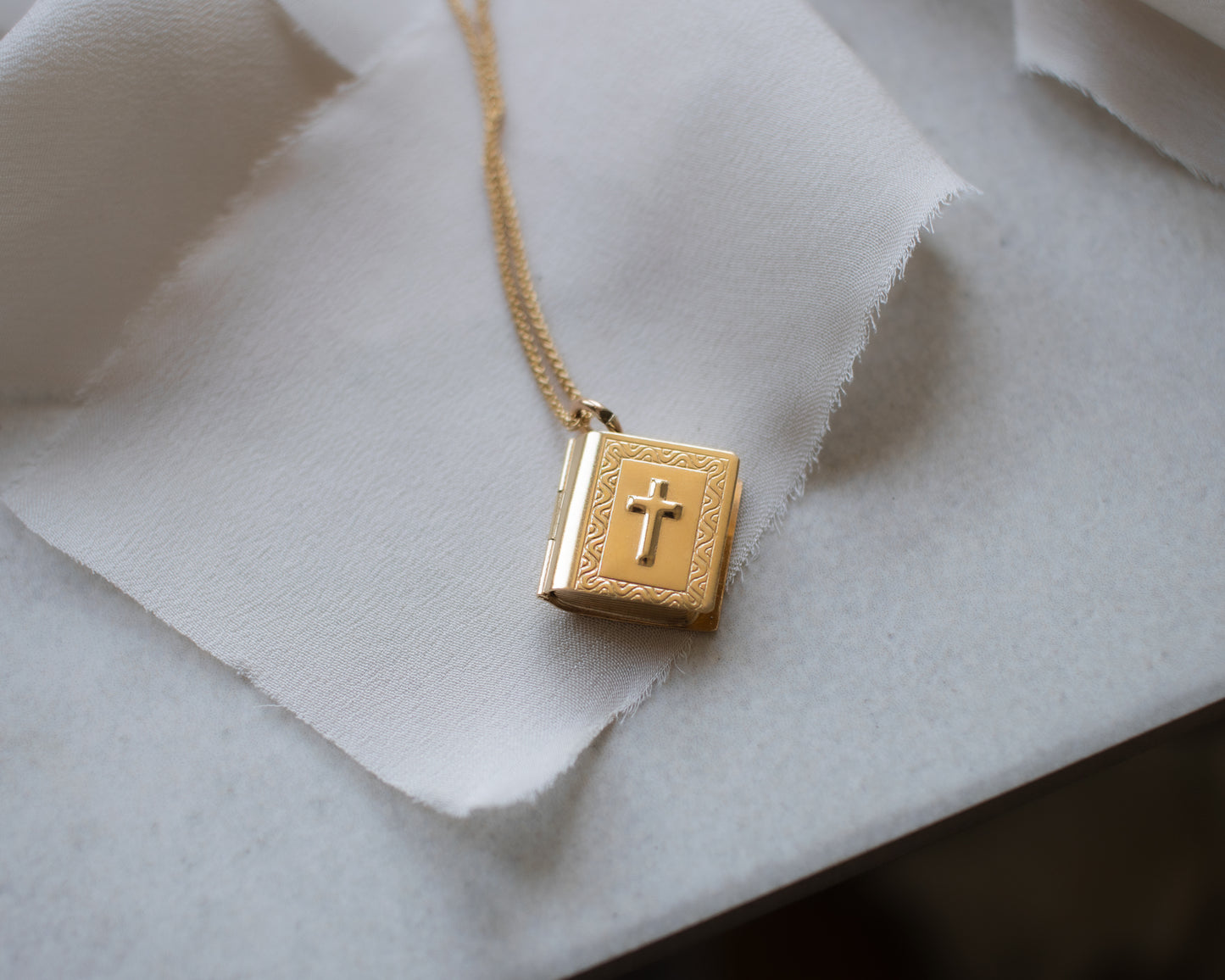Vintage 1967 9ct Gold Bible Locket Pendant