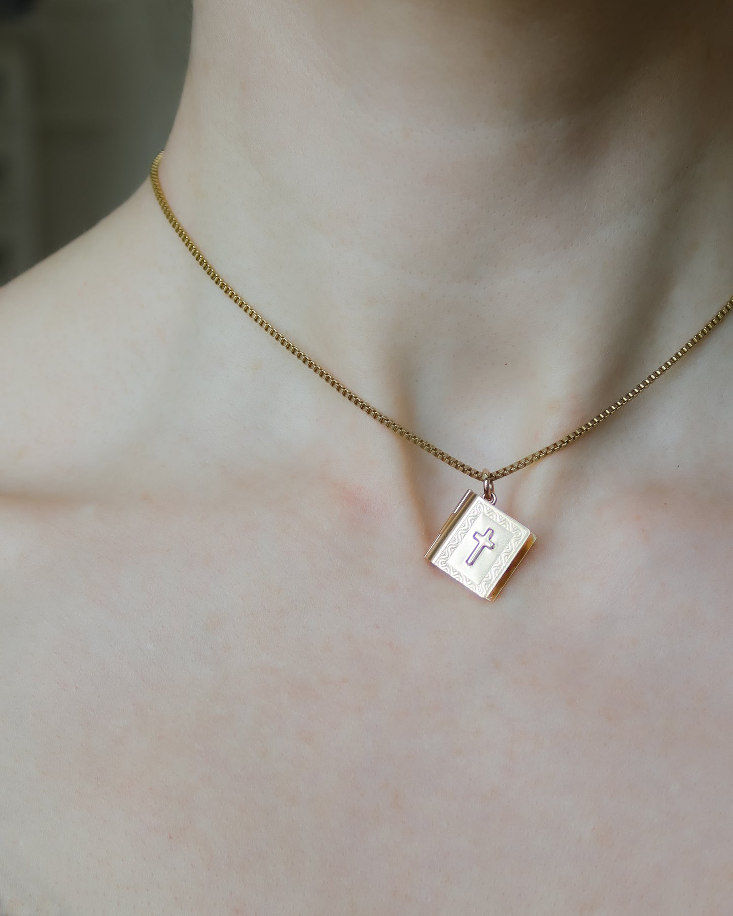 Vintage 1967 9ct Gold Bible Locket Pendant