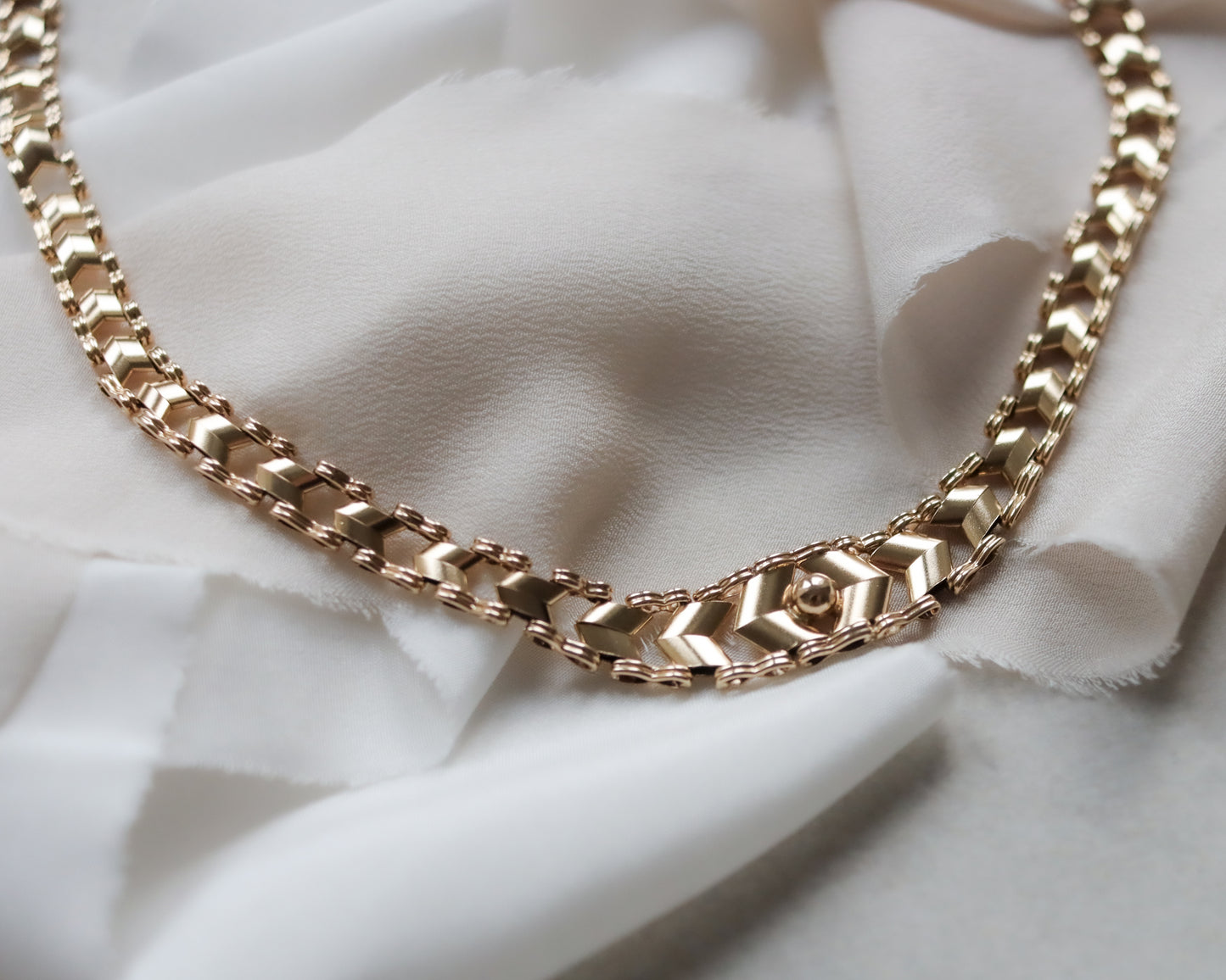 Vintage 9ct Gold Chevron Choker Necklace (1976)