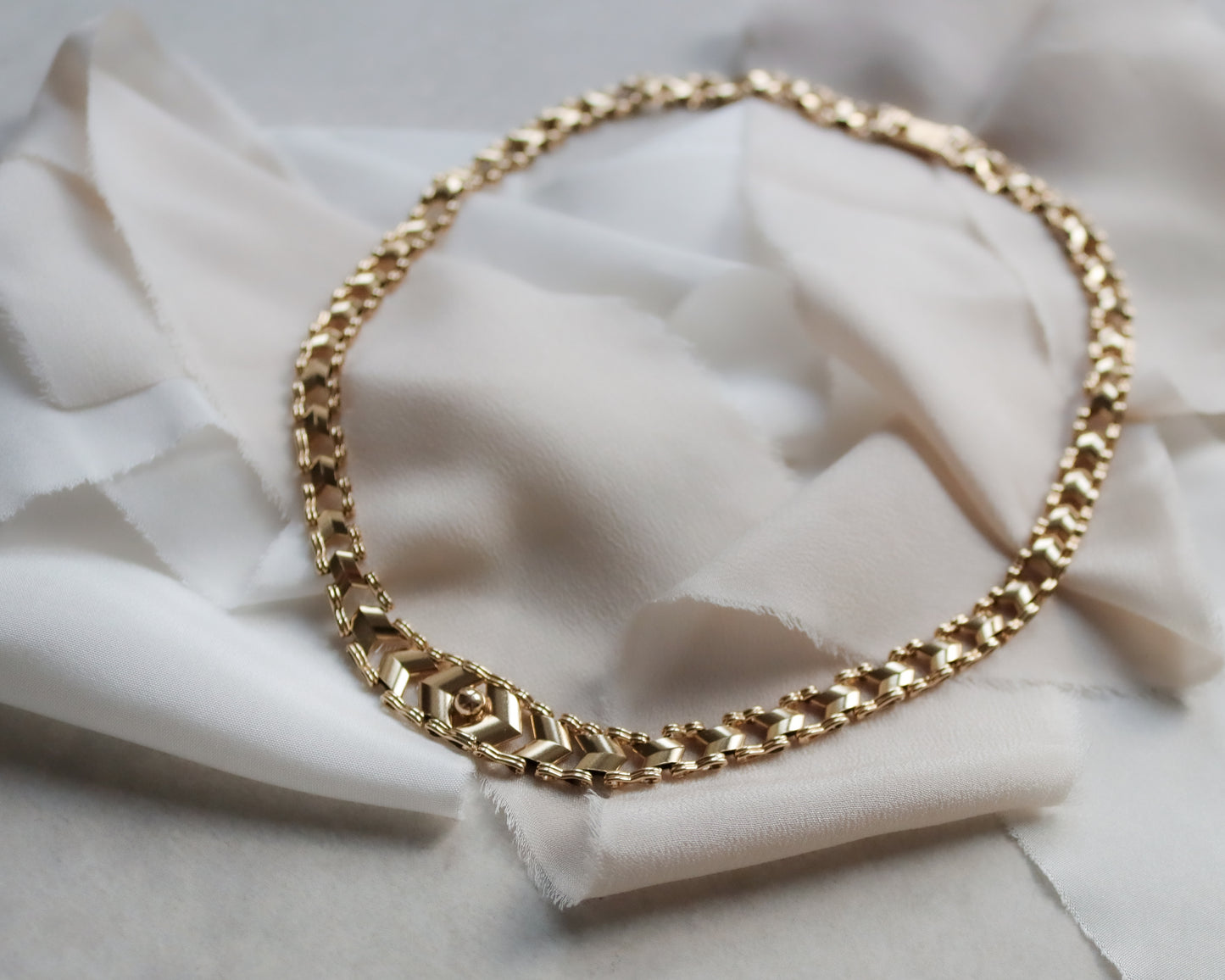 Vintage 9ct Gold Chevron Choker Necklace (1976)